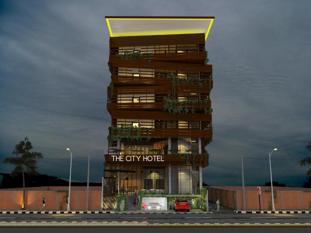 安汶城市酒店的一座高大的建筑,上面标有读城市酒店的标志