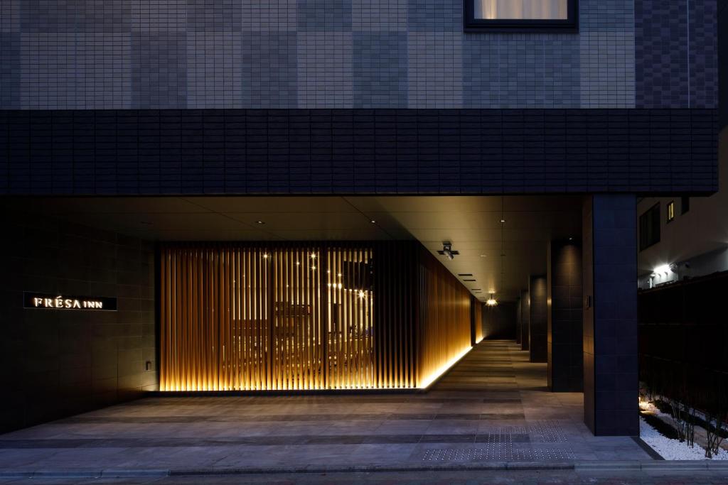 京都京都八条口相铁弗雷萨经济型酒店的夜间建筑物的走廊,灯