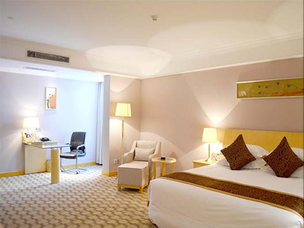 高邮汇富金陵大饭店的配有一张床和一张书桌的酒店客房