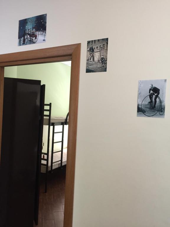 第聂伯罗Bike Hostel Dnepr的墙上和门廊上都有照片的房间