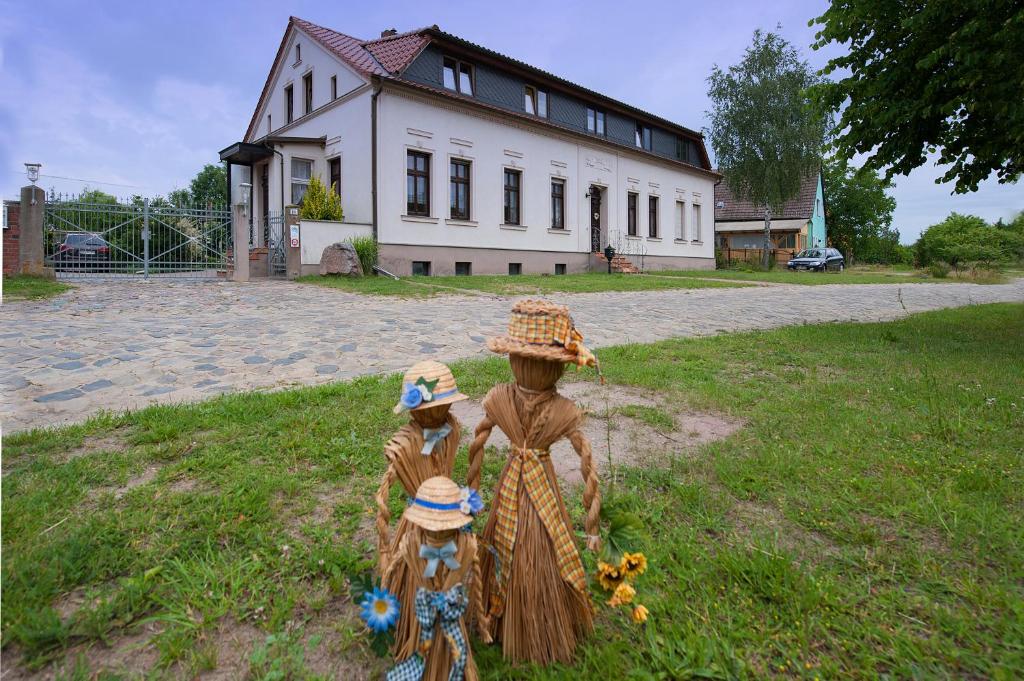 KlietzPension Kuhn的一座房子前面的女人和两个孩子的雕像
