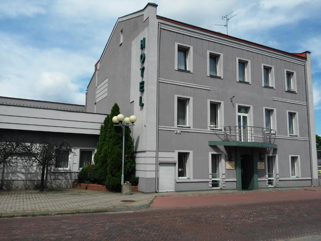 琴斯托霍瓦Hotel Sonex的街道边的灰色大建筑