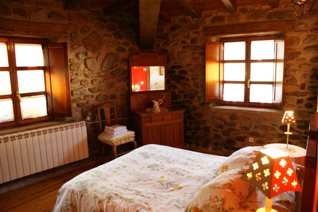 OjacastroCasa Rural Ugarte Ojacastro的卧室配有床、镜子和窗户。