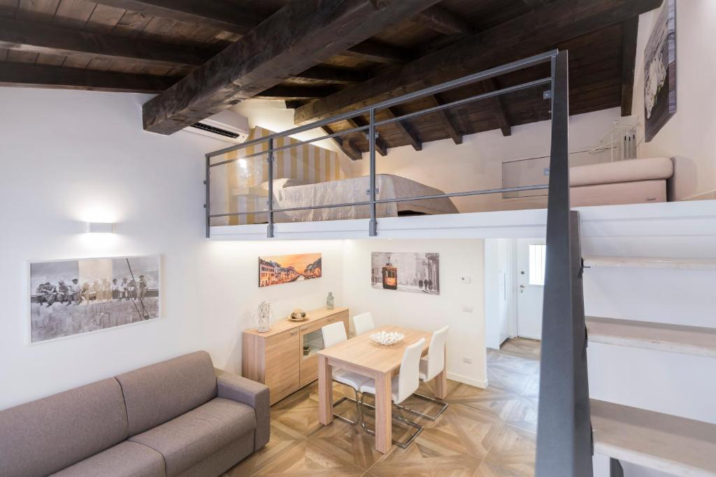 米兰Luxury Apartment Milano Centro的阁楼公寓 - 带沙发和桌子