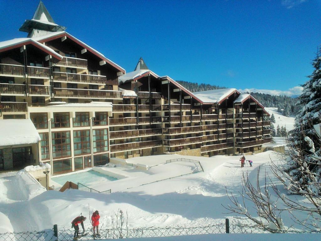 普拉茲德里斯Les Terrasses Du Mont Blanc的雪上大酒店,前面的人都住在酒店