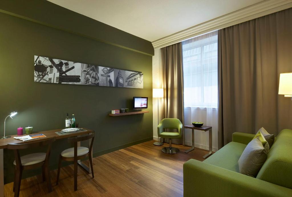 伦敦伦敦考文特花园馨乐庭霍尔本公寓的客厅配有绿色沙发和桌子