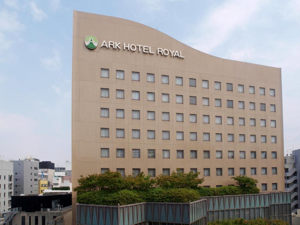 福冈Ark Hotel Royal Fukuoka Tenjin -ROUTE INN HOTELS-的建筑的侧面有标志