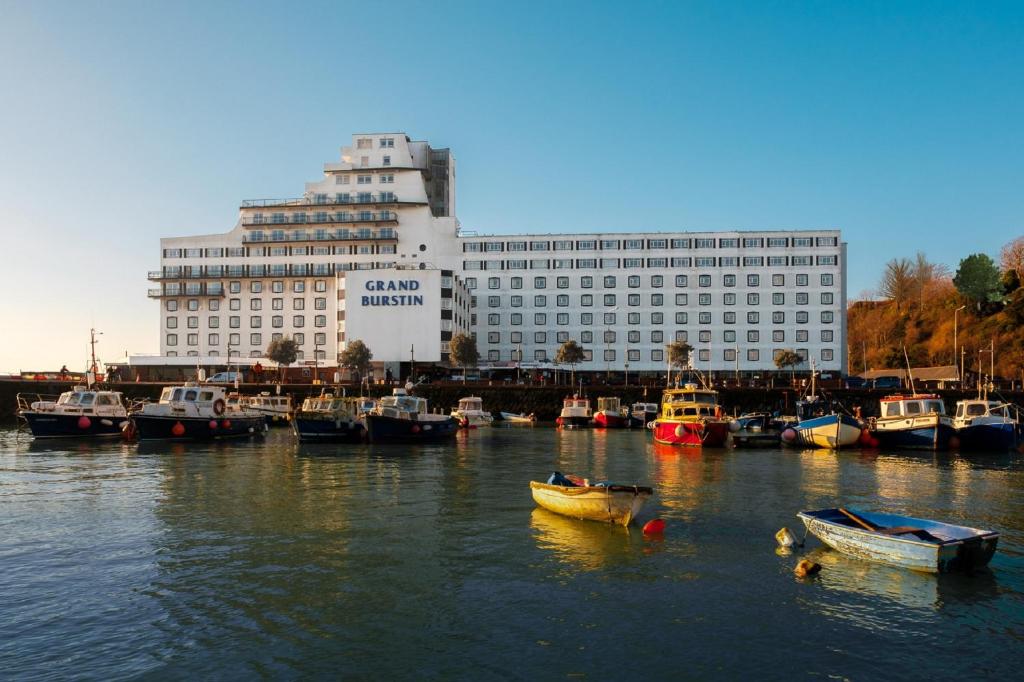 福克斯通格兰德柏思汀酒店的港口内一群船,有一座建筑