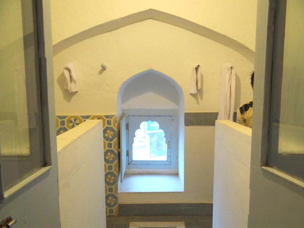 MaheshwarLabboo'z Café and Lodge的建筑中带小窗户的房间