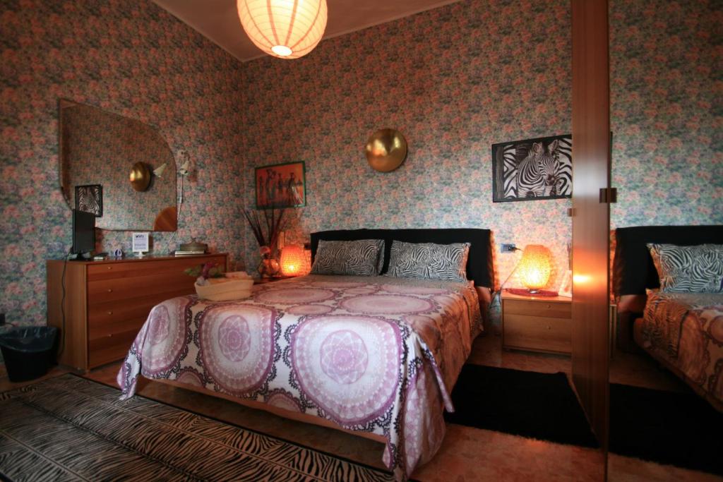 圣焦万尼泰亚蒂诺Frontepista的一间卧室配有一张床和一个梳妆台
