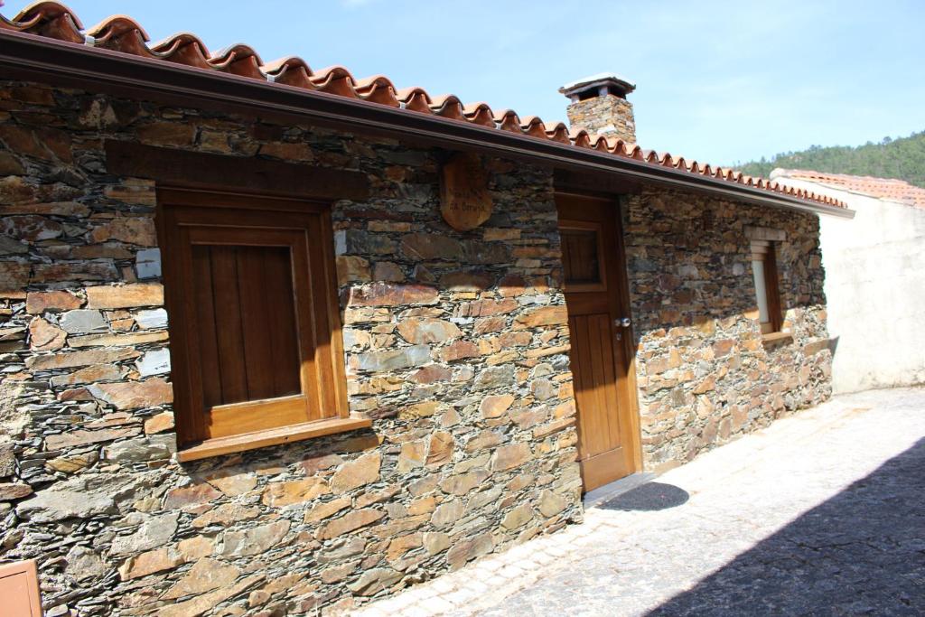 戈伊什Casa da Comareira的一座石头建筑,上面有木门