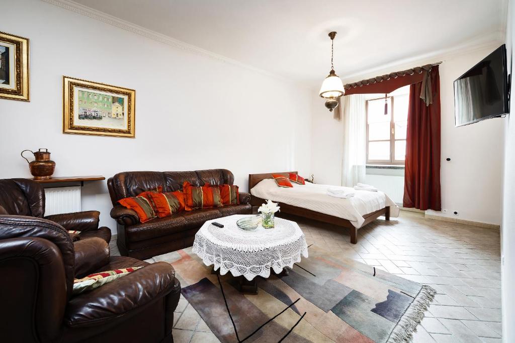 卢布林Apartamenty Magia的客厅配有皮革家具和桌子