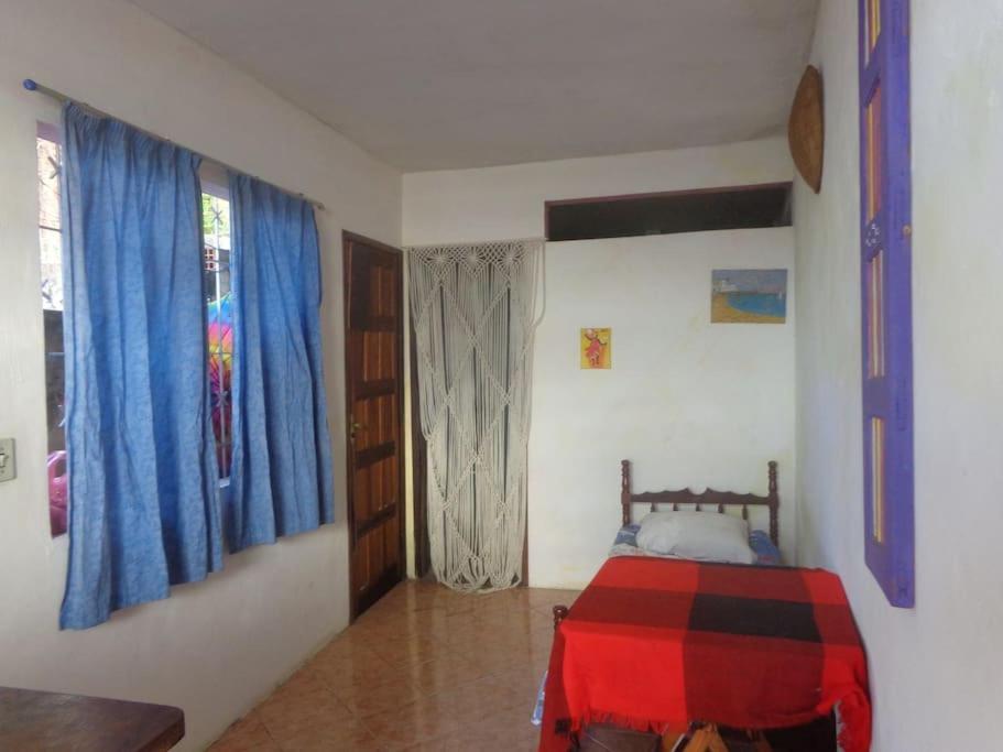 萨尔瓦多Apartamento Santo Antonio vista da bahia的一间卧室配有一张带红色和蓝色毯子的床