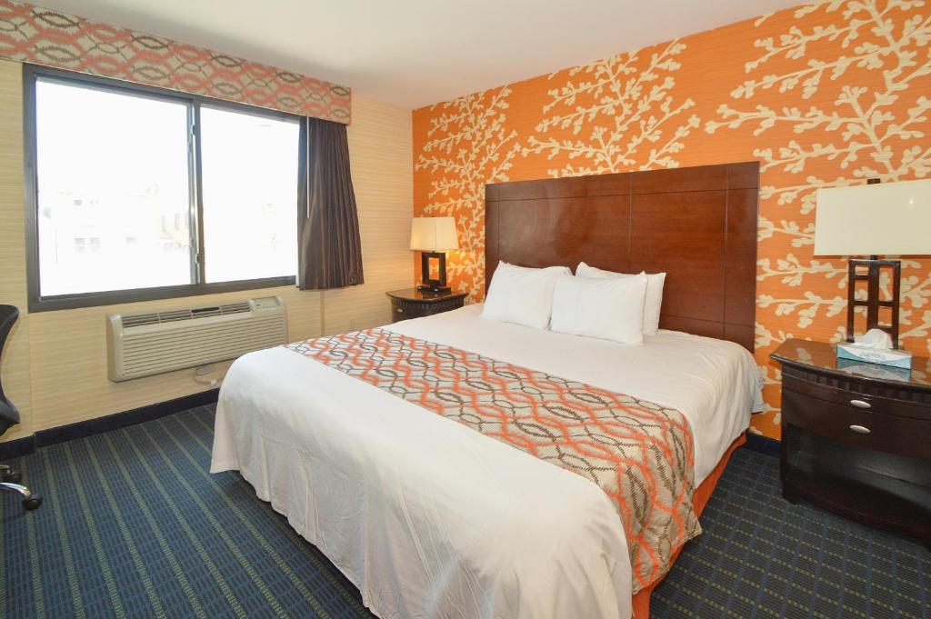 皇后区纽约拉瓜迪亚机场科罗纳酒店的一间设有大床和窗户的酒店客房