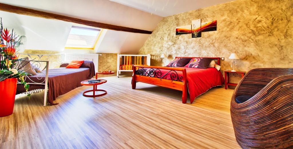 Champrougier尚布尔马洛尼尔旅馆的一间带两张床和一张沙发的卧室