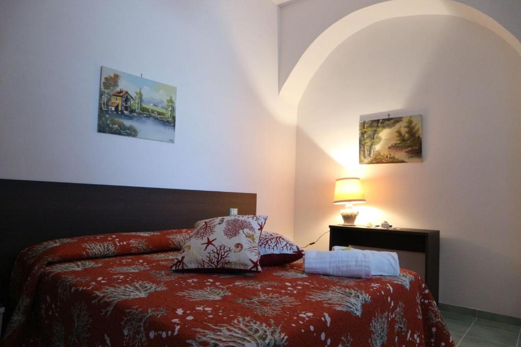 阿杰罗拉Il Balcone delle Dee的一间卧室配有一张红色床罩的床