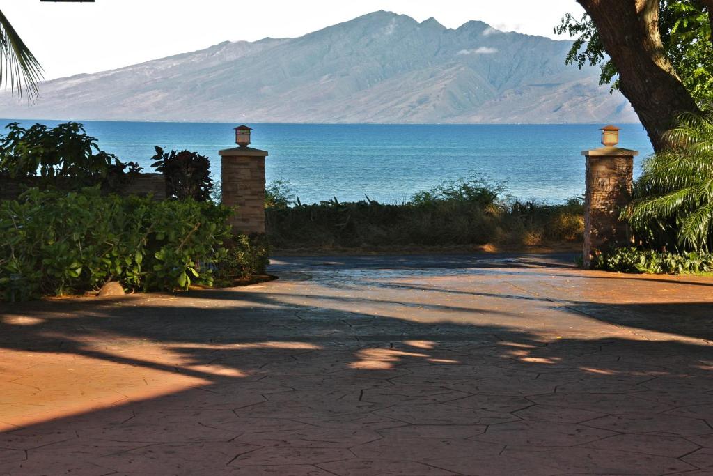 卡哈纳毛伊岛海滨别墅住宿加早餐旅馆的享有水景和山景的车道