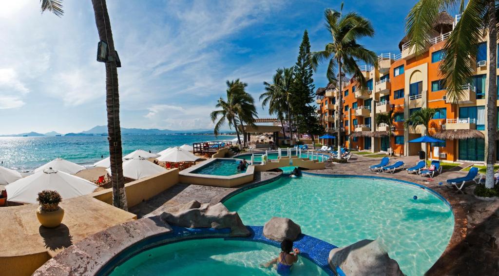 Hotel Marina Puerto Dorado - Todo Incluido内部或周边的泳池
