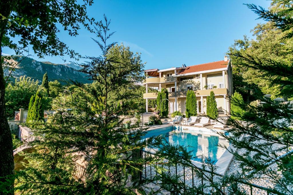 赫尔采格诺维Villa Besha的一座带游泳池和度假村的别墅