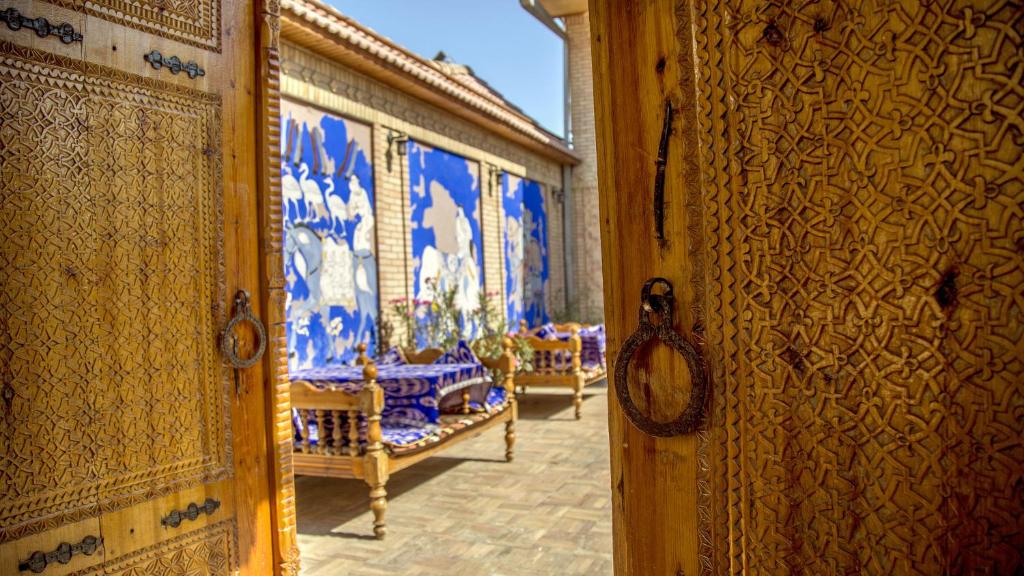 撒马尔罕卡文赛瑞酒店的墙壁上装饰着蓝白画作的房间