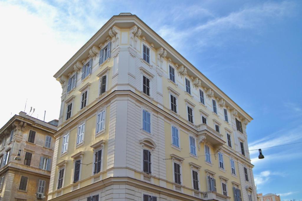 罗马玛切里诺套房旅馆的黄色的建筑,上面有钟