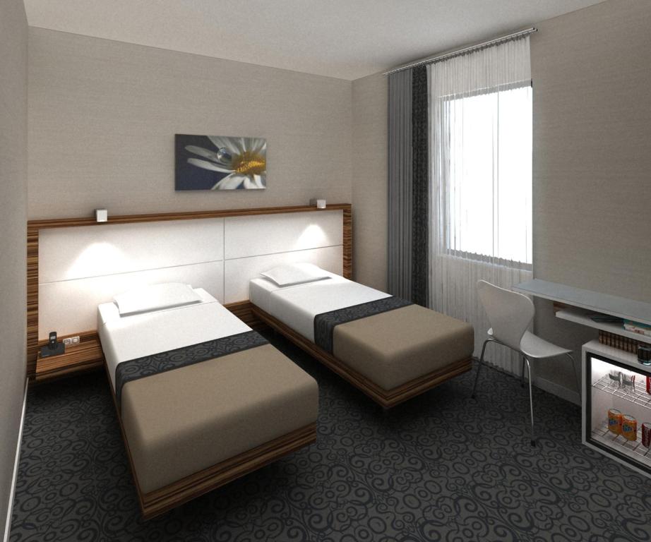 伊斯坦布尔亚尼波斯纳酒店的酒店客房设有两张床和电视。