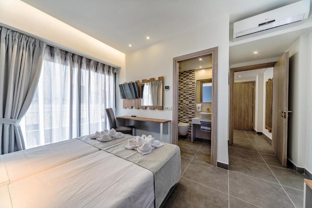 赫索尼索斯Pollis Hotel的一间卧室配有一张床和一张书桌