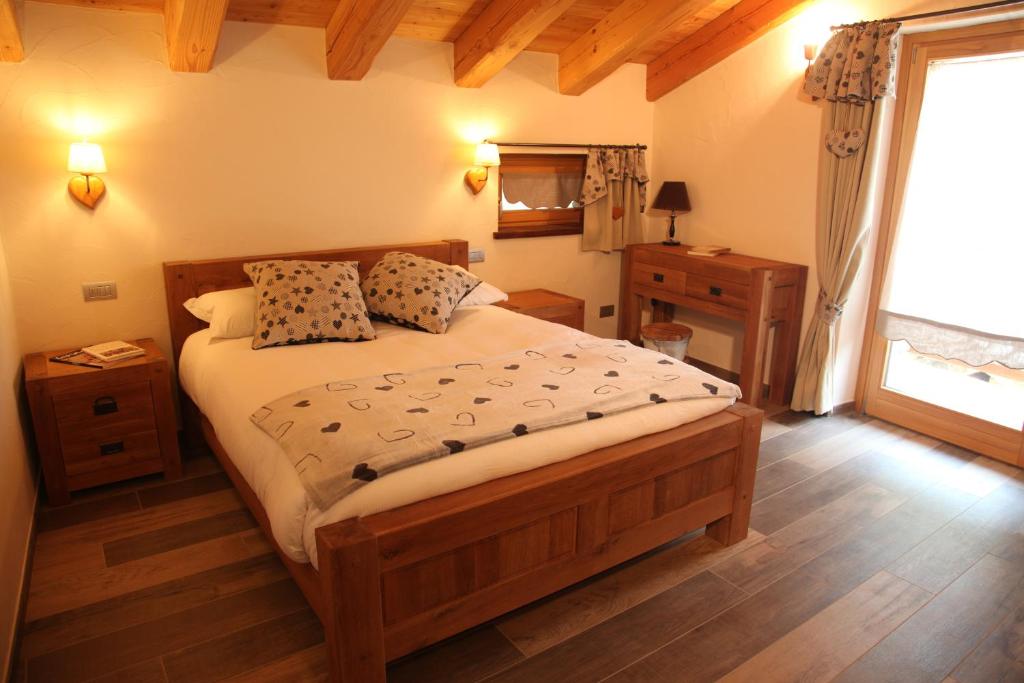 布吕松Mi Casa Tu Casa的一间卧室设有一张大床和一个窗户。