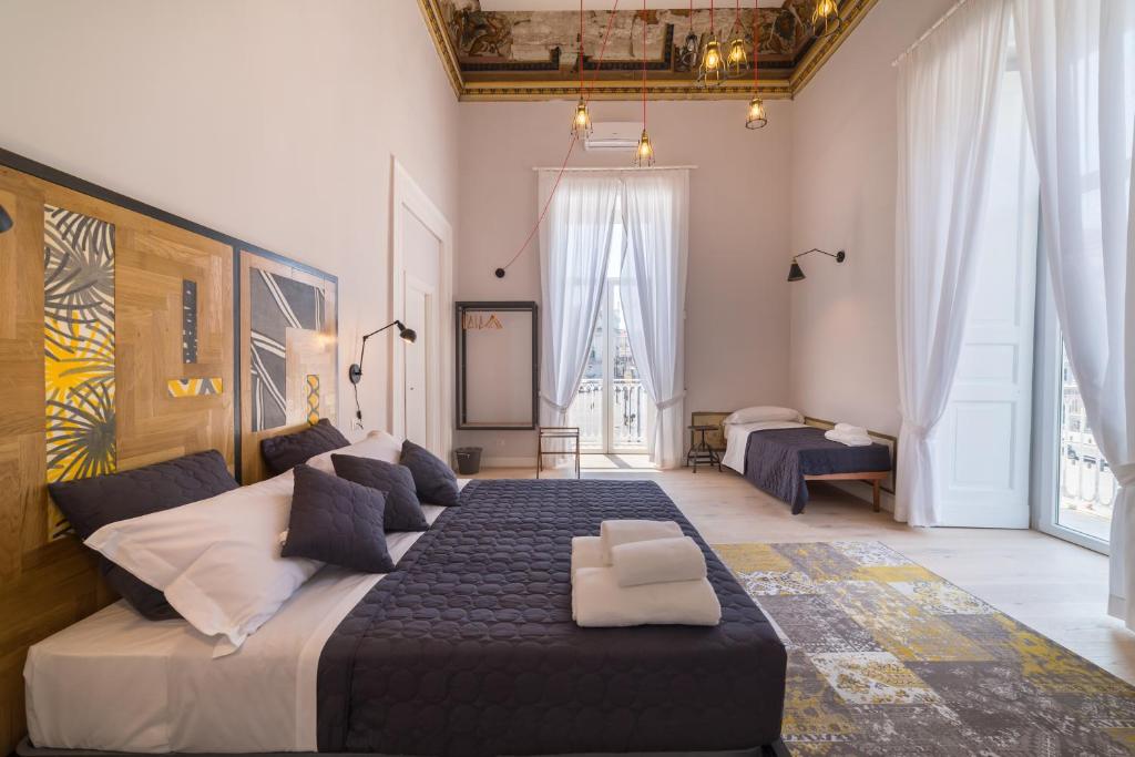 那不勒斯The Dante House by House In Naples的一间带一张大床的卧室,位于带窗户的房间内