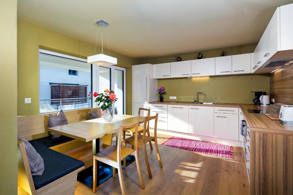 普范德斯普范德斯公寓的厨房以及带木桌的用餐室。