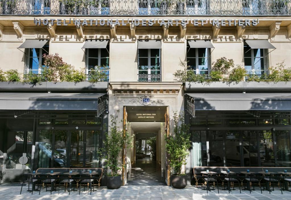 巴黎国立工艺学院酒店的前面设有桌椅的建筑