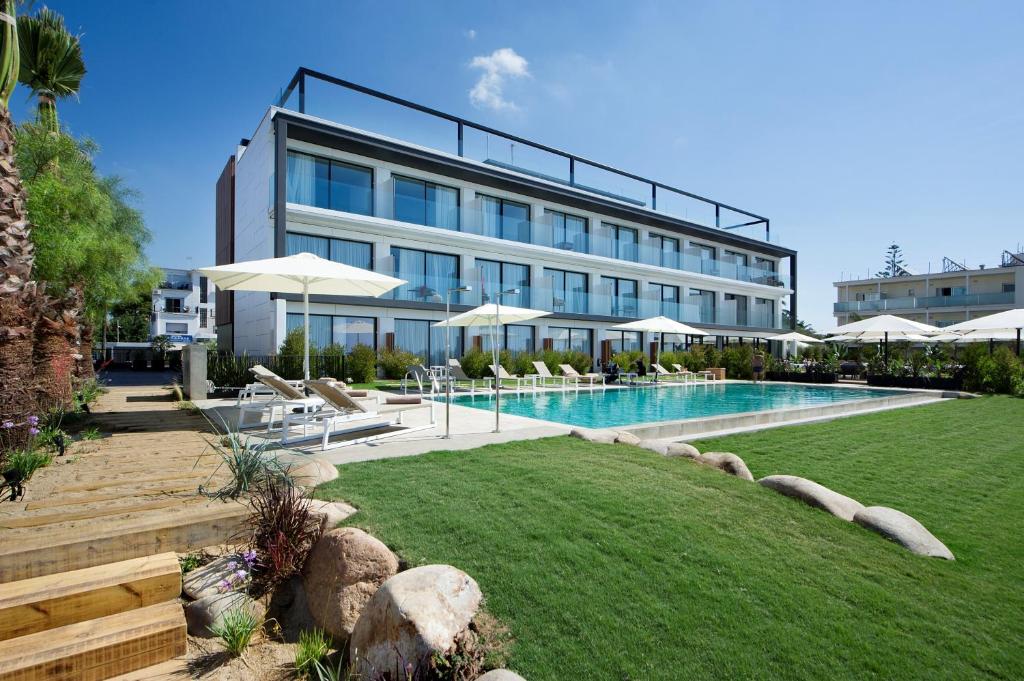 卡斯特尔德费尔斯多纳4*高级精品酒店的一座带游泳池和度假村的酒店
