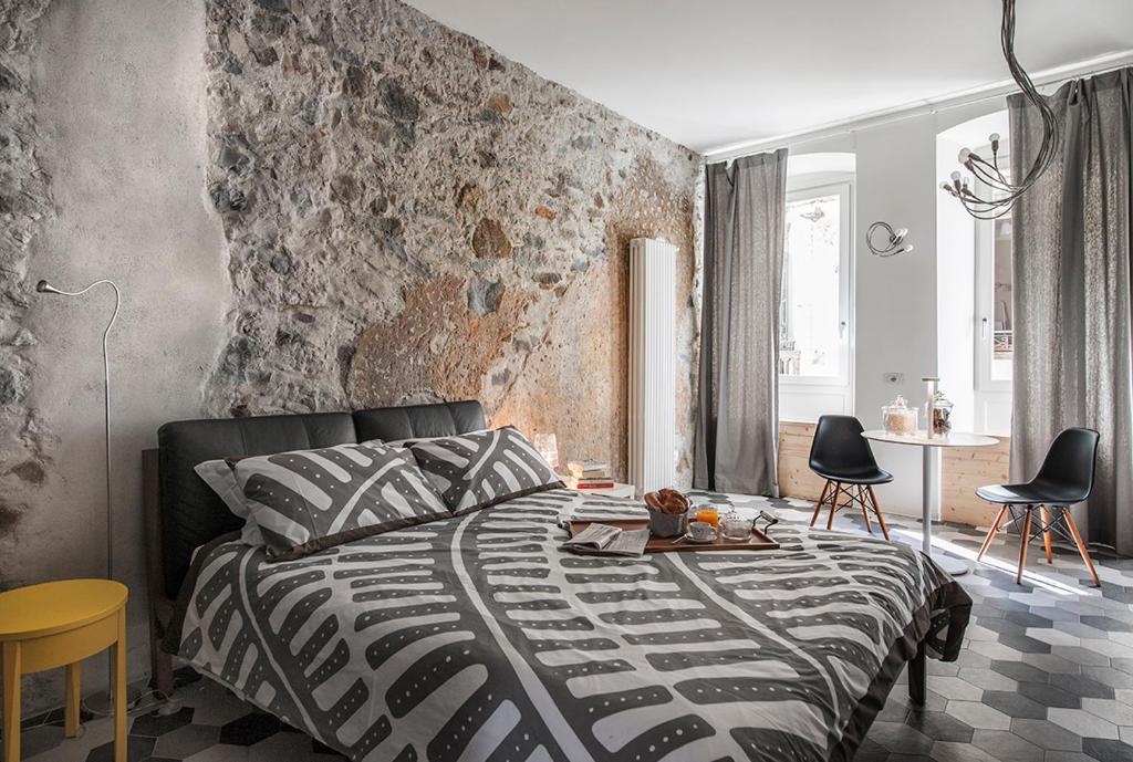 萨尼科拉卡萨德拉齐亚酒店的一间卧室设有一张床和砖墙
