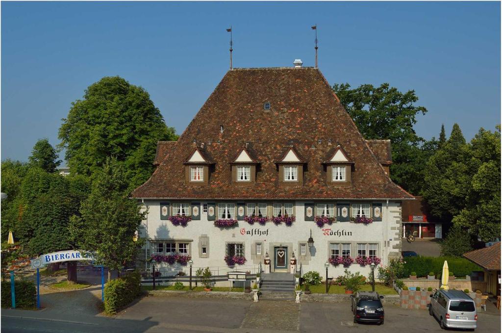 林道Hotel Landgasthof Koechlin的白色的大建筑,带有棕色的屋顶