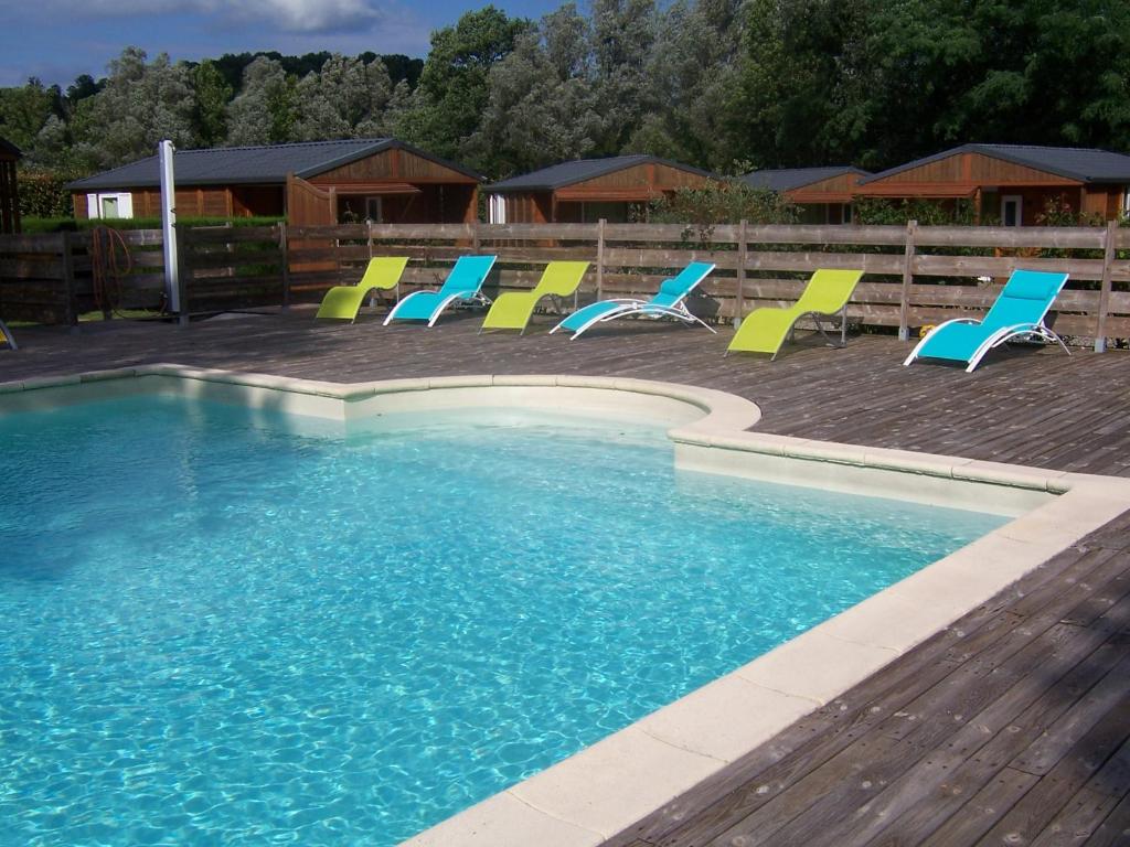 瑟鲁堡狼塔旅馆的一组椅子坐在游泳池周围