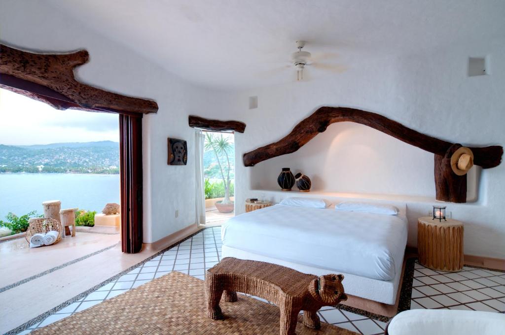 锡瓦塔塔内霍Espuma Hotel - Adults Only的一间卧室配有一张床,享有水景