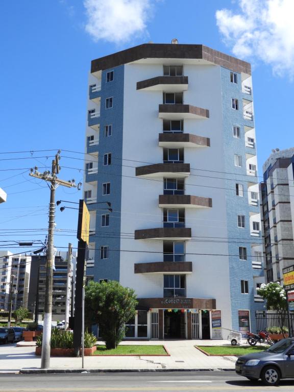 马塞约Apartamento Beira Mar Maceio Cote D'Azur的街道拐角处高大的白色建筑