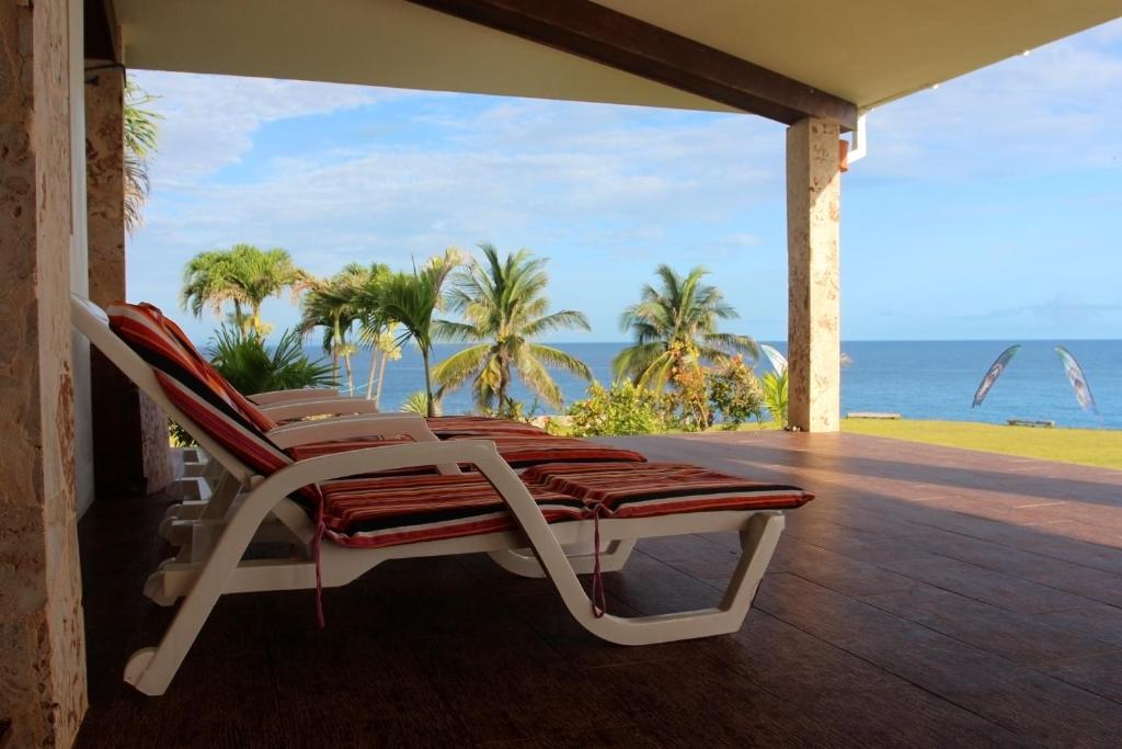 里奥圣胡安Relax On The Caribbean的海景门廊上的椅子