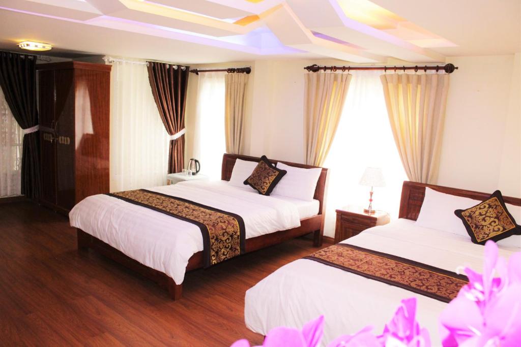 大叻大叻蒂布旅馆的配有2张床的酒店客房 - 带天花板