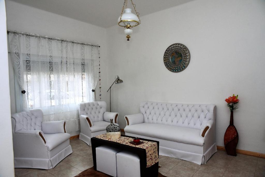 圣弗朗西斯科San Francisco Home的客厅配有2张白色沙发和1张桌子