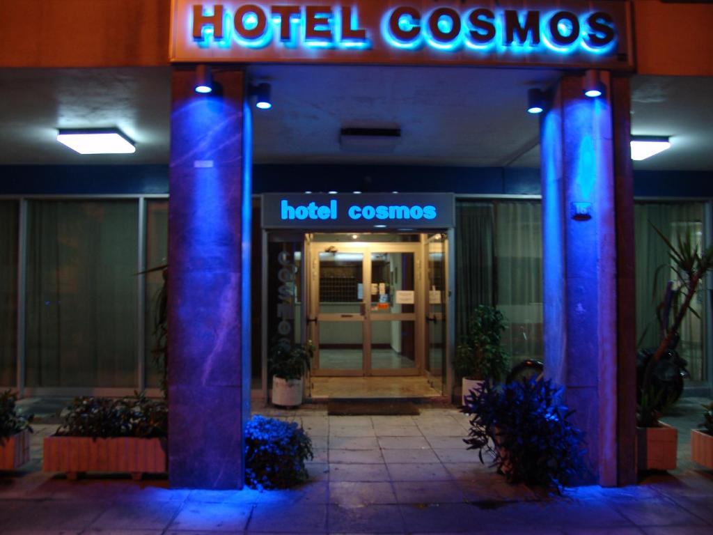 雅典卡斯姆斯酒店的酒店客房的入口处设有蓝色灯光