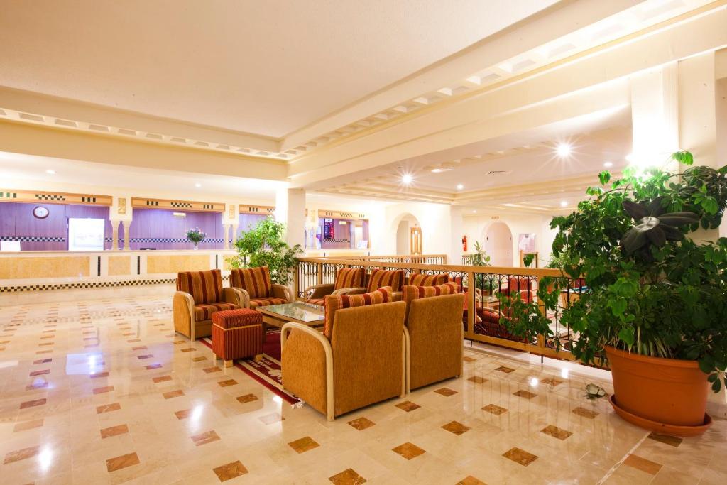 马赫迪耶埃尔莫拉蒂卡普玛哈蒂亚酒店的一个带椅子的大型大堂和一个等候室