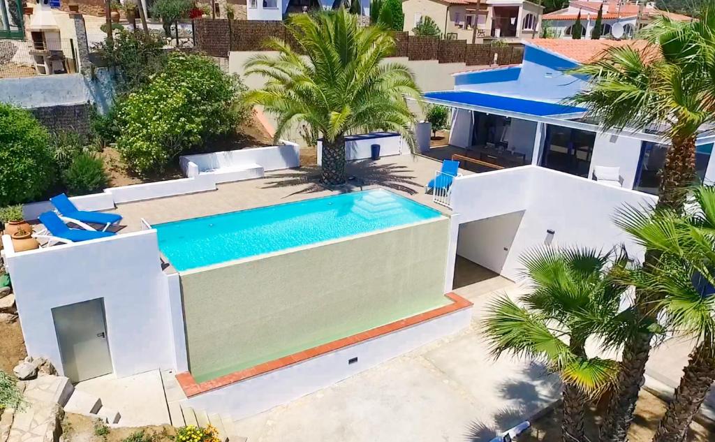 巴利-略夫雷加Manuki Mas的享有带游泳池的房屋的空中景致