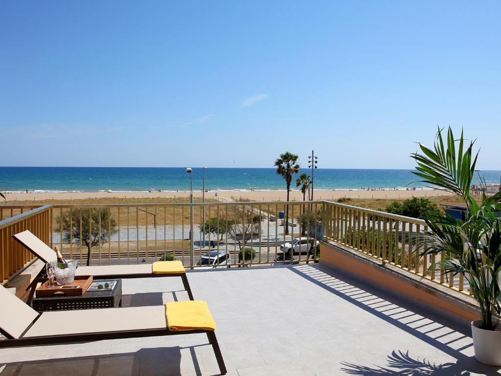 卡斯特尔德费尔斯索利费马尔公寓酒店的享有海滩美景的阳台