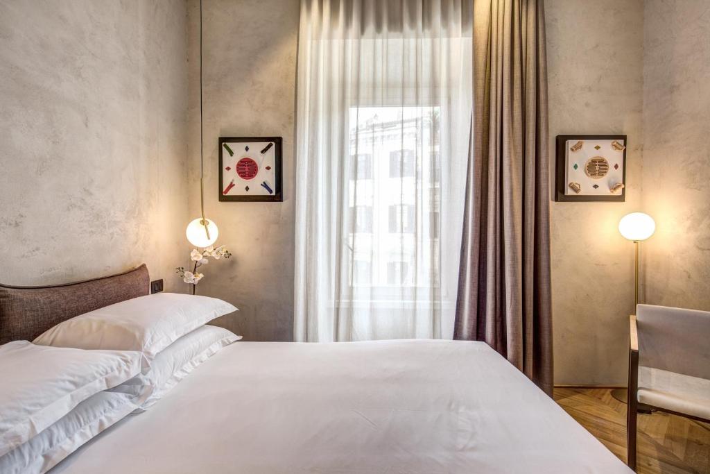 罗马G55设计酒店的卧室配有白色的床和窗户。