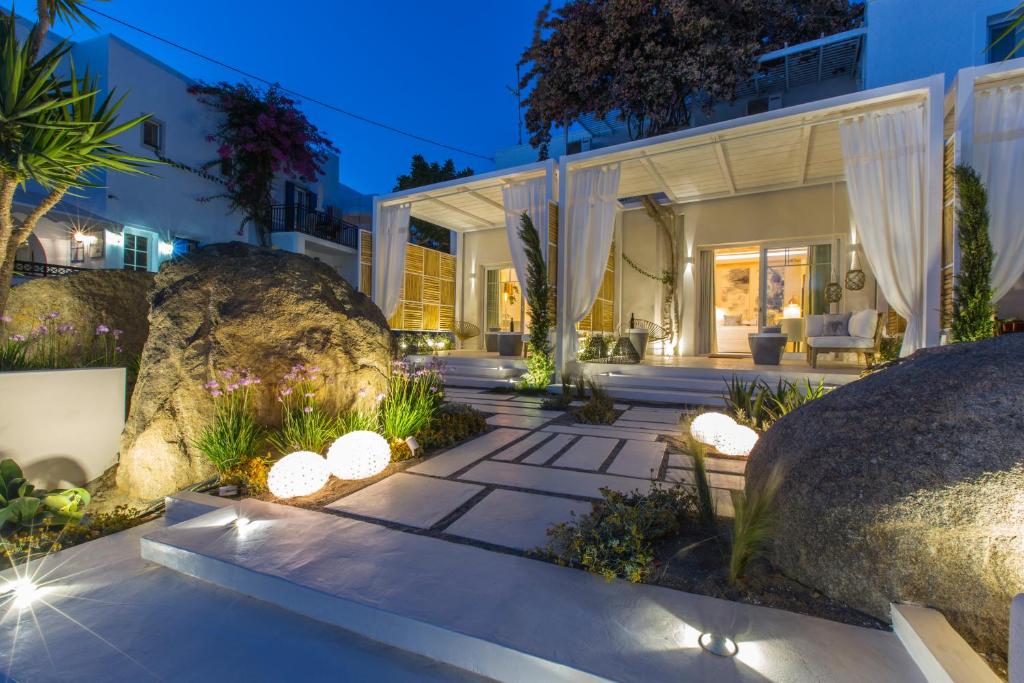圣安娜纳克索斯Sea Nymphs Suites的享有岩石和植物房屋的外部景色