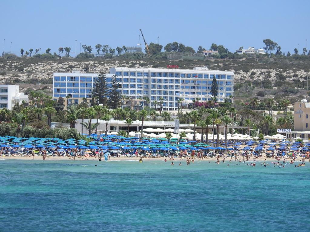 阿依纳帕科孚岛酒店的一群人在海滩上,带遮阳伞