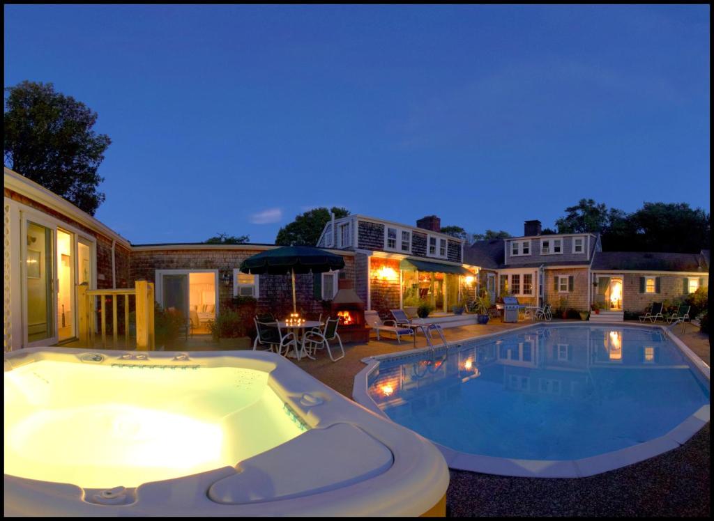 巴恩斯特布尔绵羊狮子酒店的后院的一个大型游泳池