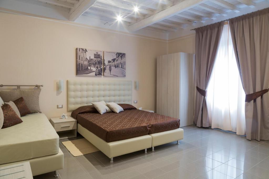 佩萨河谷塔瓦内莱VIA NALDINI n 61的一间卧室配有一张床和一张沙发