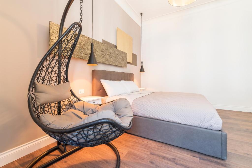 罗马罗马客人旅馆的卧室配有藤椅和床